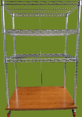 Estantería metálica con base de madera
