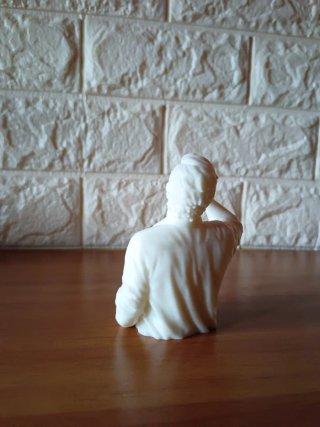 Scultura uomo che beve birra - moderna