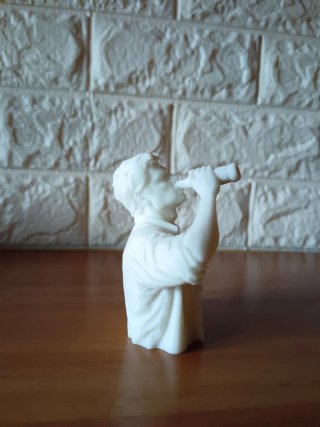 Scultura uomo che beve birra - moderna