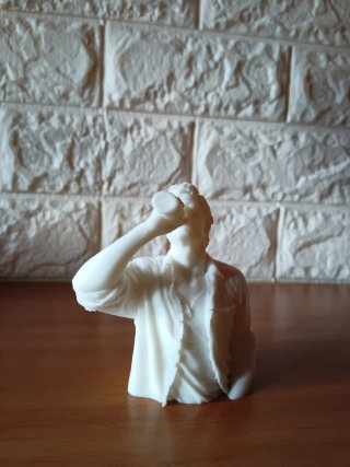 Scultura uomo che beve birra - moderna