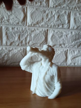 Scultura uomo che beve birra - moderna