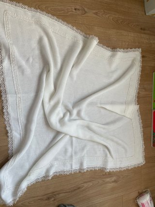 Manta bebé blanco roto con encaje. Nuevo.