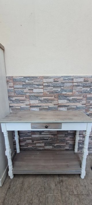Mesa de madera blanca y marrón