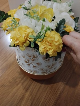 Arranjo de flores artificiais branco e amarelo