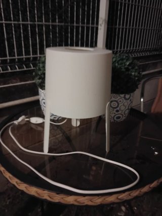 Lámpara de mesilla blanca Ikea