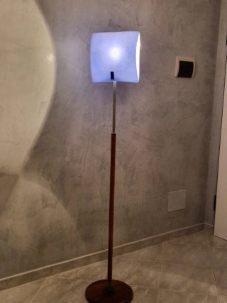 Lampada da terra ciliegio e vetro blu