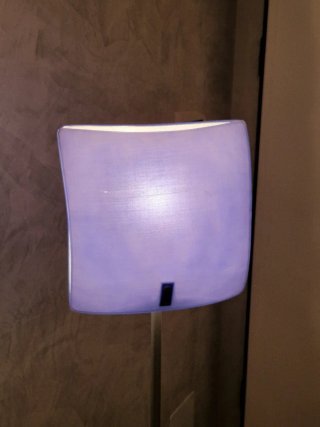 Lampada da terra ciliegio e vetro blu