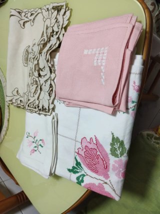 Manteles y servilletas bordados y tres tapetes muy