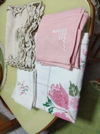 Manteles y servilletas bordados y tres tapetes muy