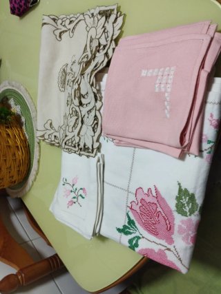 Manteles y servilletas bordados y tres tapetes muy