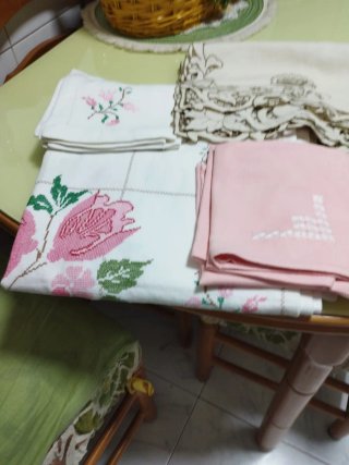 Manteles y servilletas bordados y tres tapetes muy