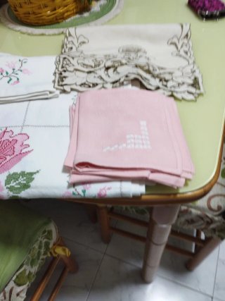 Manteles y servilletas bordados y tres tapetes muy