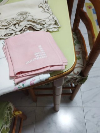 Manteles y servilletas bordados y tres tapetes muy