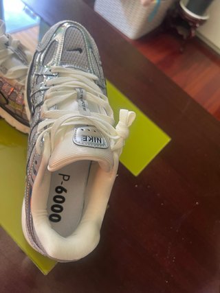 Nike plateadas y blancas