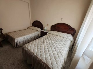 Dormitorio con 2 camas