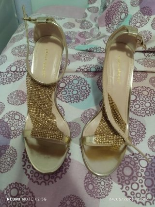 Zapatos de tacón dorados con pedrería