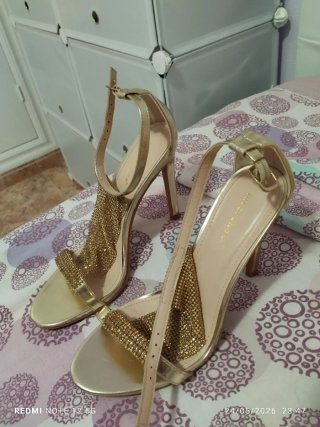 Zapatos de tacón dorados con pedrería