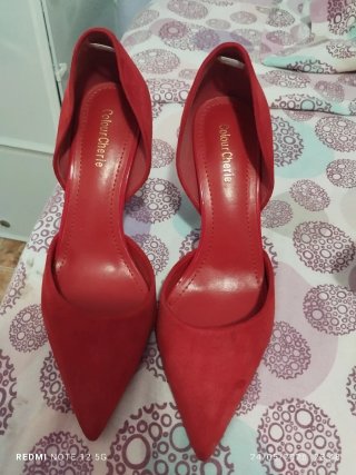 Zapatos de tacón dorados con pedrería