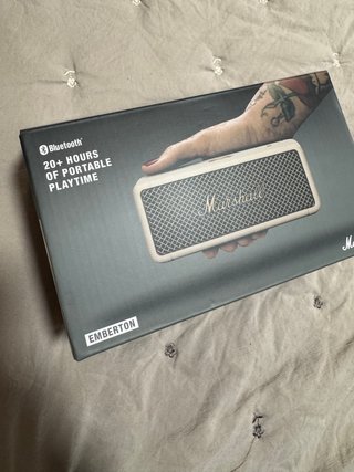 Altavoz Marshall Blanco y Dorado