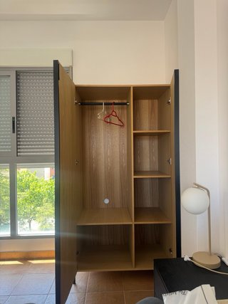 Guardaroba in legno con dettagli metallici