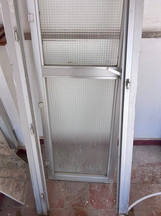 Puerta de aluminio con vidrio texturizado
