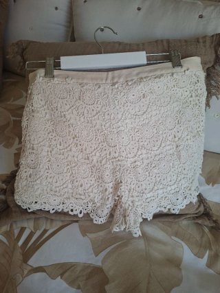 Shorts de encaje beige