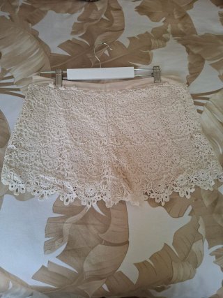 Shorts de encaje beige