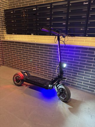 Patinete eléctrico con luces LED