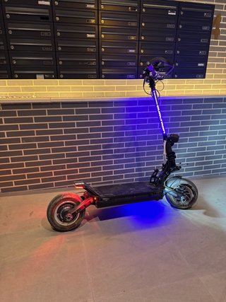 Patinete eléctrico con luces LED
