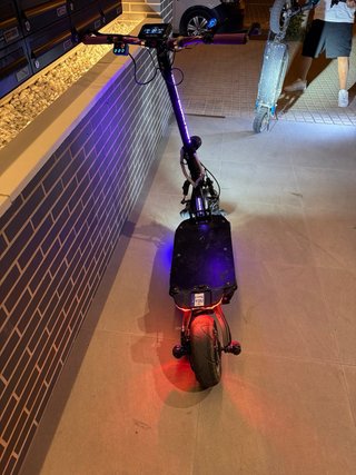 Patinete eléctrico con luces LED