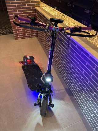 Patinete eléctrico con luces LED
