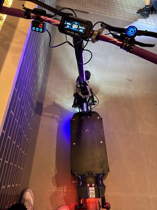 Patinete eléctrico con luces LED