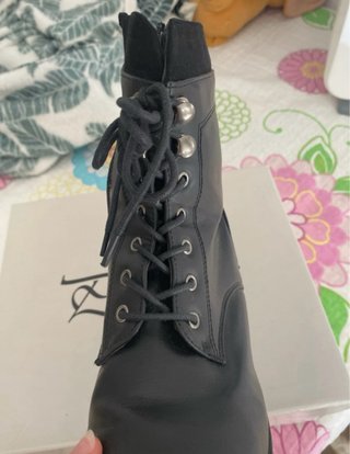 Botas negras con cremallera y cordones