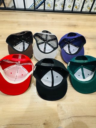 LOTE DE 51 GORRAS LISAS (3€ UNIDAD)