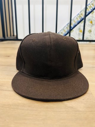 LOTE DE 51 GORRAS LISAS (3€ UNIDAD)