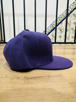 LOTE DE 51 GORRAS LISAS (3€ UNIDAD)