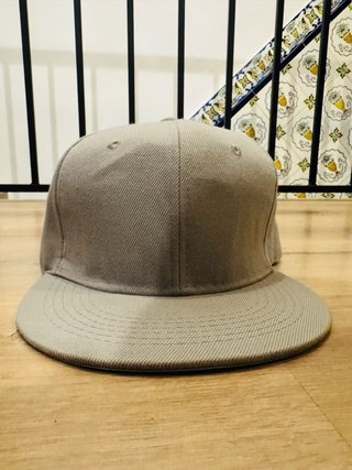 LOTE DE 51 GORRAS LISAS (3€ UNIDAD)
