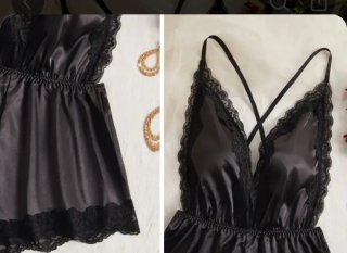 Mono de satén negro con encaje