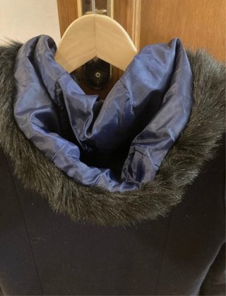 Abrigo Naf Naf azul marino con capucha