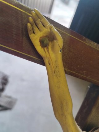 Crucifijo religioso madera y cerámica