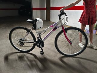 Bicicleta adolescente blanca y rosa