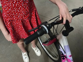 Bicicleta adolescente blanca y rosa