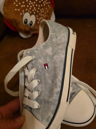 Zapatos Tommy Hilfiger niño gris. Es talla 33