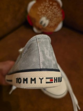 Zapatos Tommy Hilfiger niño gris. Es talla 33