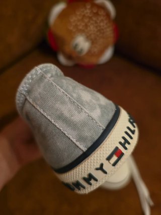 Zapatos Tommy Hilfiger niño gris. Es talla 33