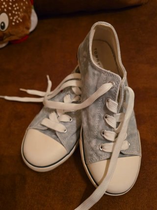 Zapatos Tommy Hilfiger niño gris. Es talla 33