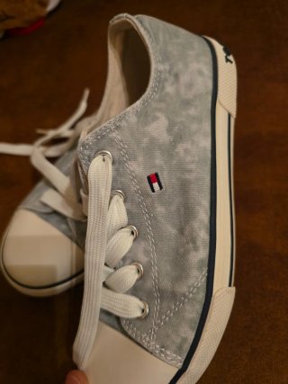 Zapatos Tommy Hilfiger niño gris. Es talla 33