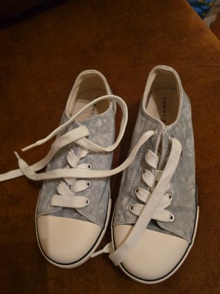 Zapatos Tommy Hilfiger niño gris. Es talla 33