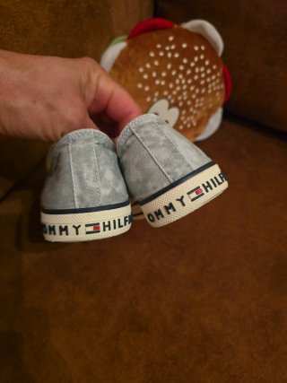 Zapatos Tommy Hilfiger niño gris. Es talla 33