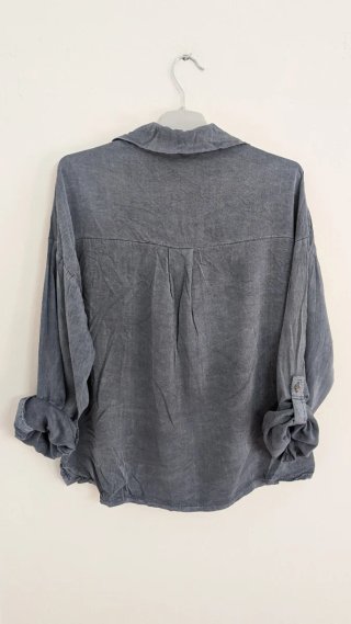Camisa azul grisácea de mujer